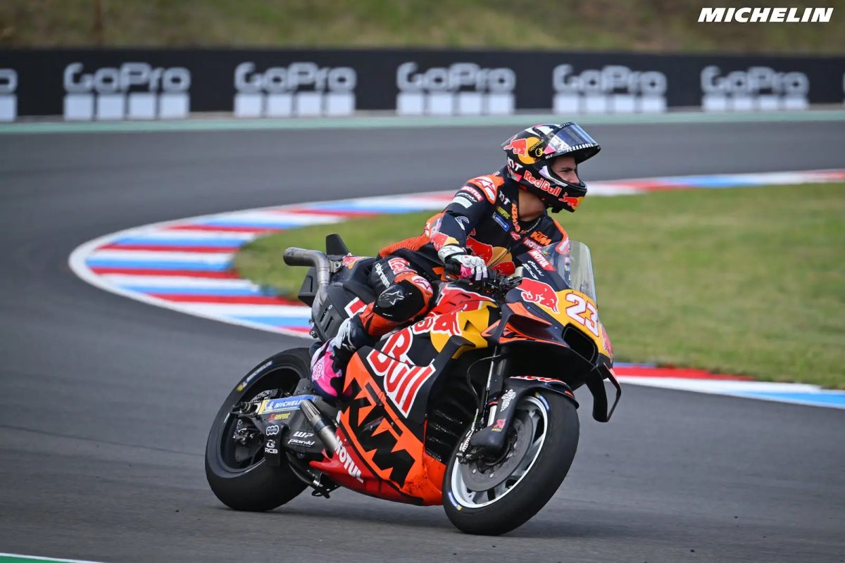 Dana_natalli nude in shape, muscular, defined abs, beaming,