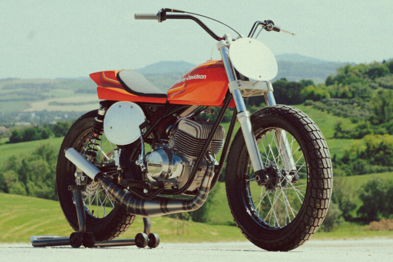 Una moto d’epoca restaurata con tecnologia moderna, con dettagli artigianali e componenti di alta qualità