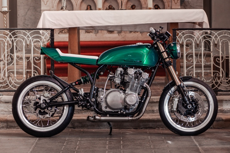 Una moto restomod con design ispirato alla tradizione e tecnologia moderna, con dettagli artigianali e materiali pregiati