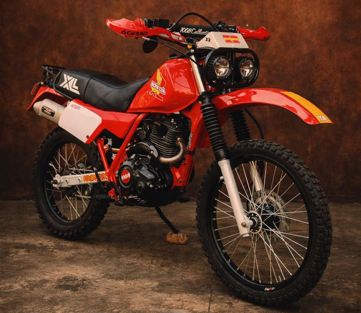 Una moto artigianale con motore Ferrari V8, colorata di rosso, in un garage, con dettagli di alta tecnologia e design moderno, immagine di approfondimento
