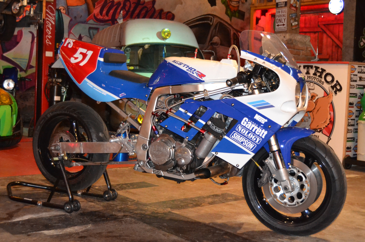 Una moto custom con telaio in alluminio e motore turbo, in posa dinamica su una pista