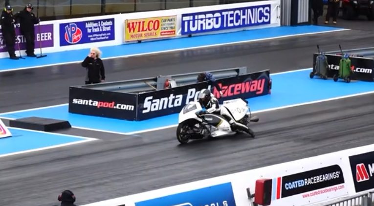 Una motocicletta a vapore sfida i limiti della fisica in pista, raggiungendo un record di accelerazione in 5,5 secondi