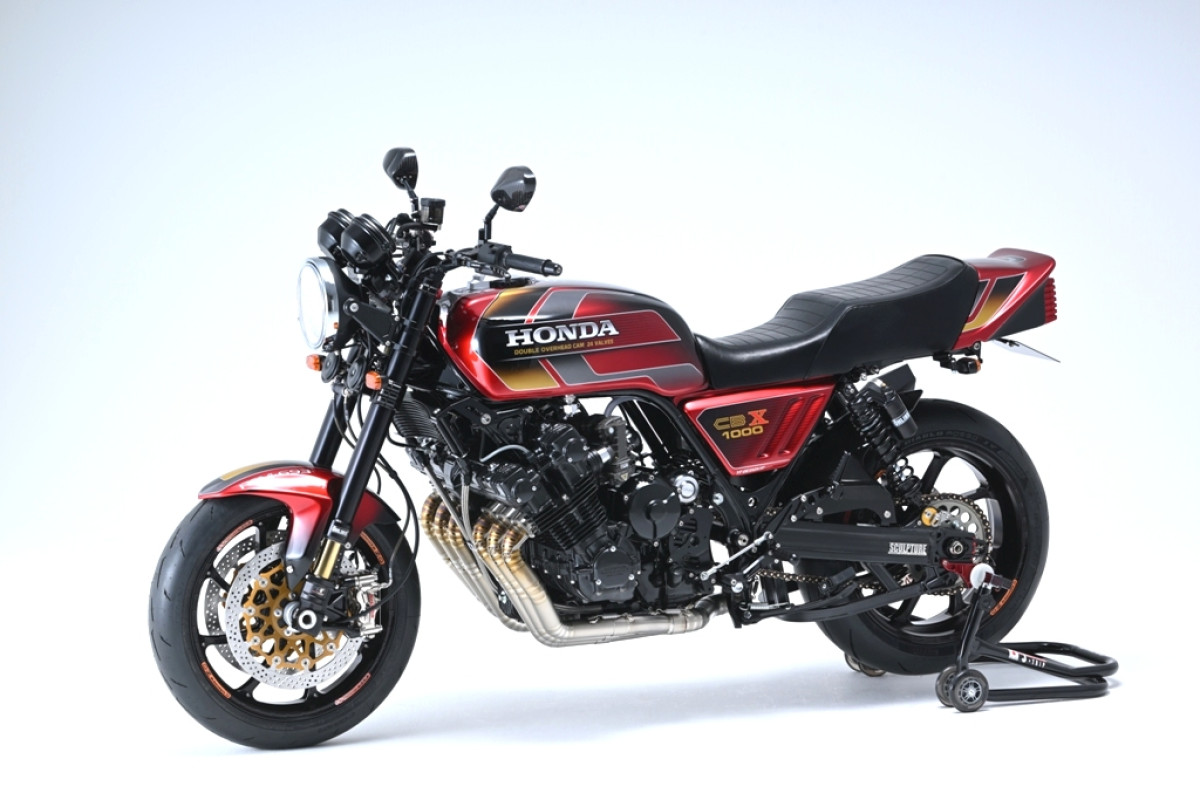 Una moto storica rivisitata con componenti moderni e design raffinato, sospesa tra passato e presente, immagine di approfondimento