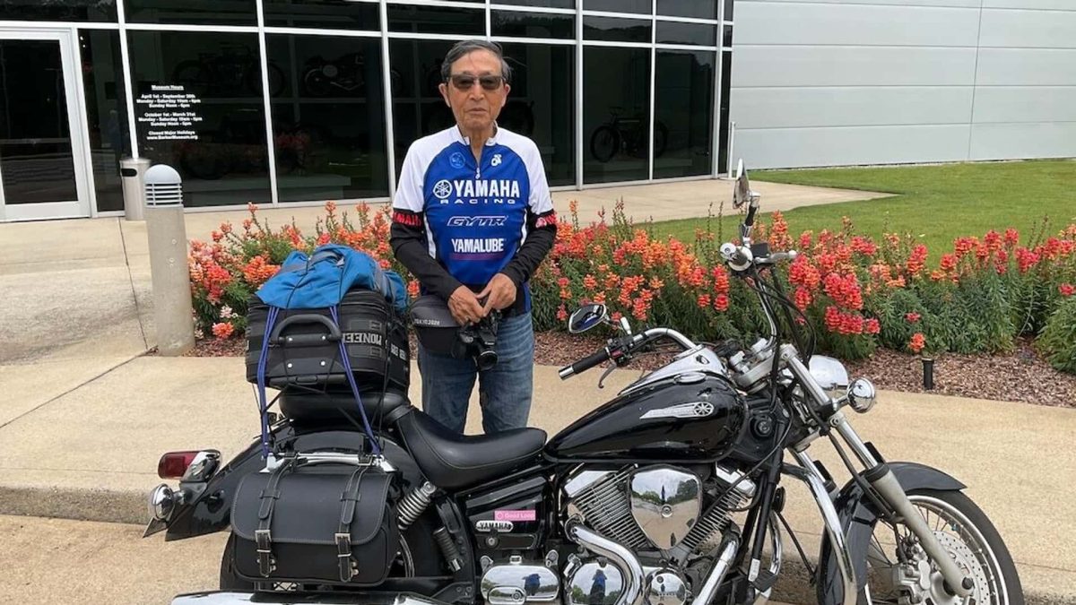 Un uomo di 84 anni viaggia in moto negli Stati Uniti, visitando un museo iconico per le moto storiche