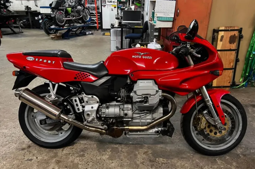 Una moto italiana degli anni '90, ben conservata, con chilometraggio basso e componentistica di alto livello