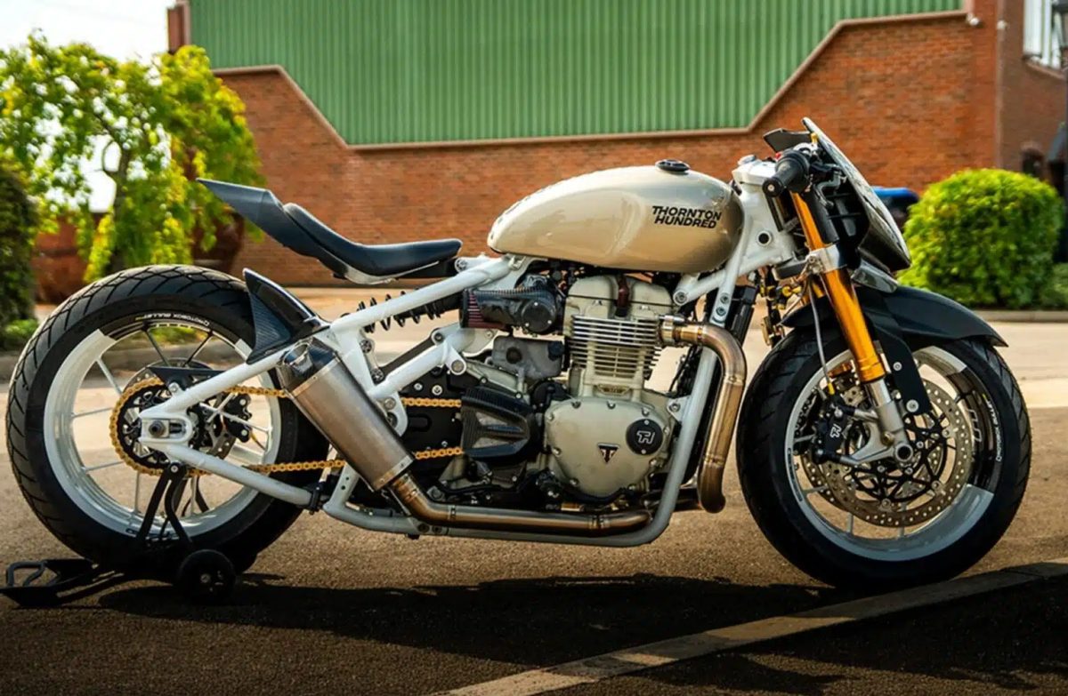 Triumph Bobber modificata su sabbia, velocità record, competizione motociclistica