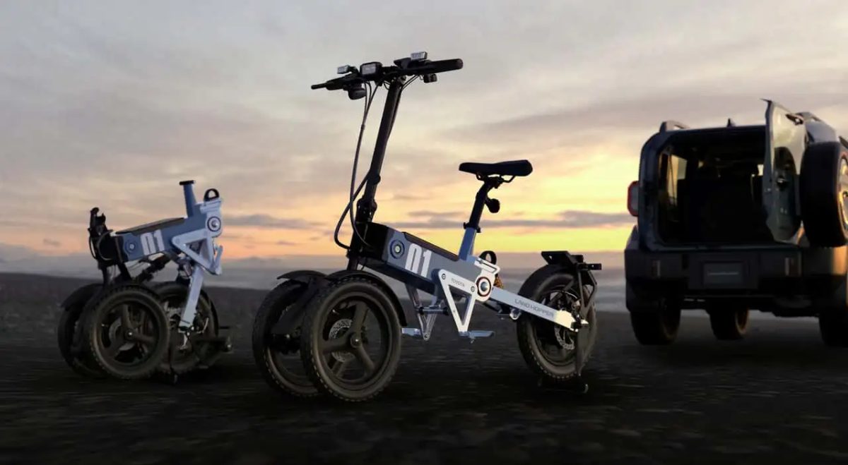 Un mini fuoristrada elettrico progettato per essere trasportato nel bagagliaio di un SUV, in un'immagine di presentazione