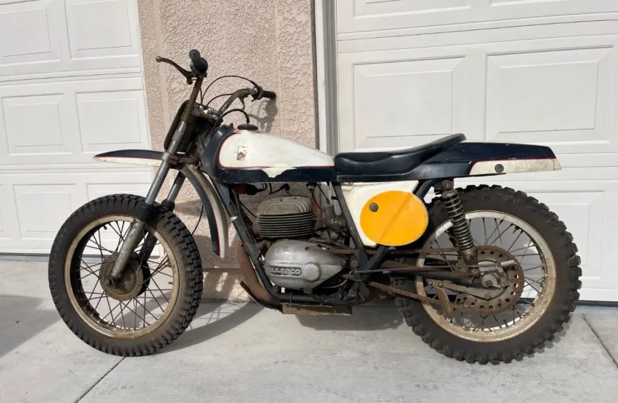 Una moto da fuoristrada del 1968, ben conservata, viene ritrovata negli Stati Uniti e attira l'attenzione dei collezionisti
