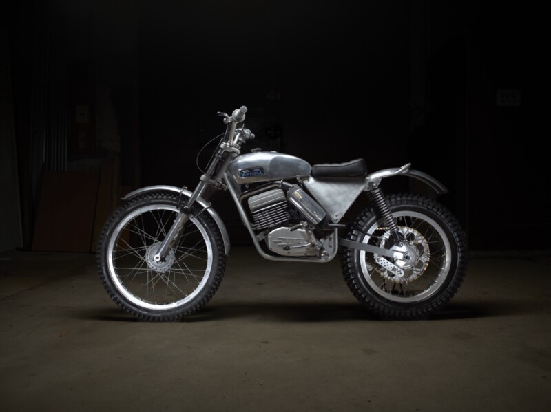 Una moto da trial britannica del 1973, in condizioni disperate, viene restaurata per tornare a essere guidata