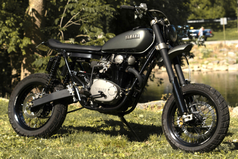 Una Yamaha XS650 del 1982 trasformata in una special con sospensioni Honda CRF450 e look adventure urbano