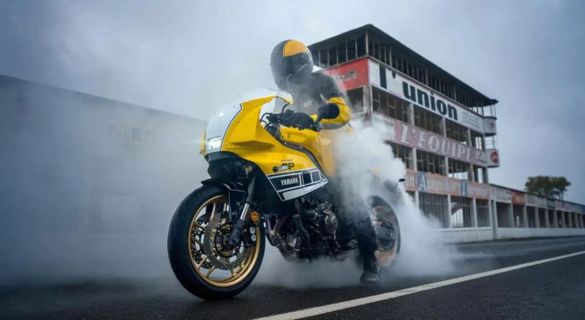 Una Yamaha XSR900 con codice VIN JYARNB2 e ciclistica premium potrebbe arrivare nel 2027