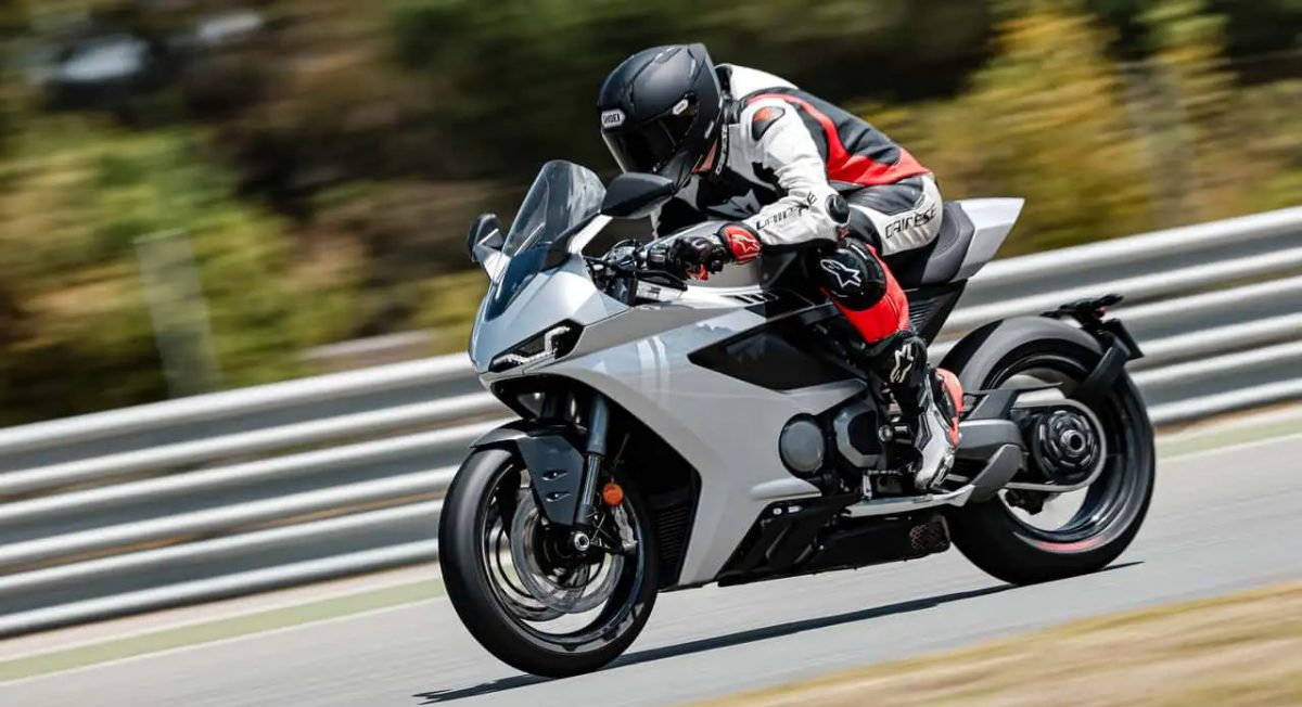 TVS Motor celebra un record di vendite con oltre 600.000 unità in luglio 2026, espandendosi globalmente e investendo in elettrico e marchi premium