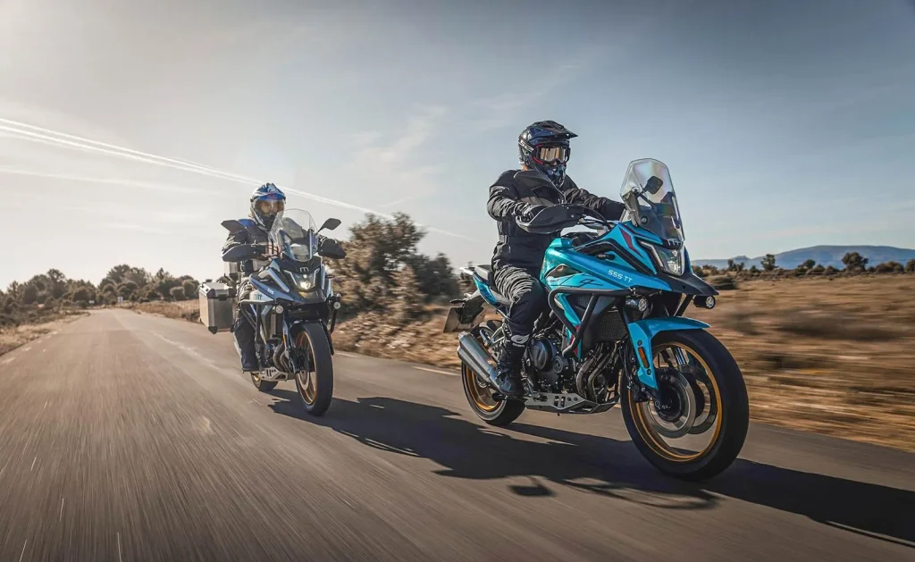 Moto MITT TT 555 con serbatoio da 21 litri e motore bicilindrico, adatta a viaggi e percorsi sterrati