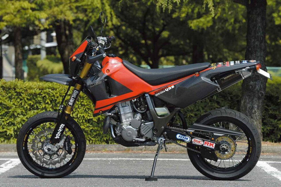 Una moto di lusso con ruote da 17 pollici e componenti racing, prodotta in 13 esemplari