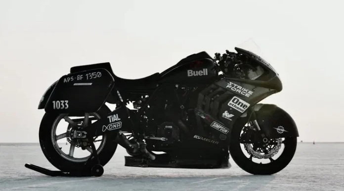 Una moto da competizione si ferma a 287 km/h sul sale di Bonneville durante un test