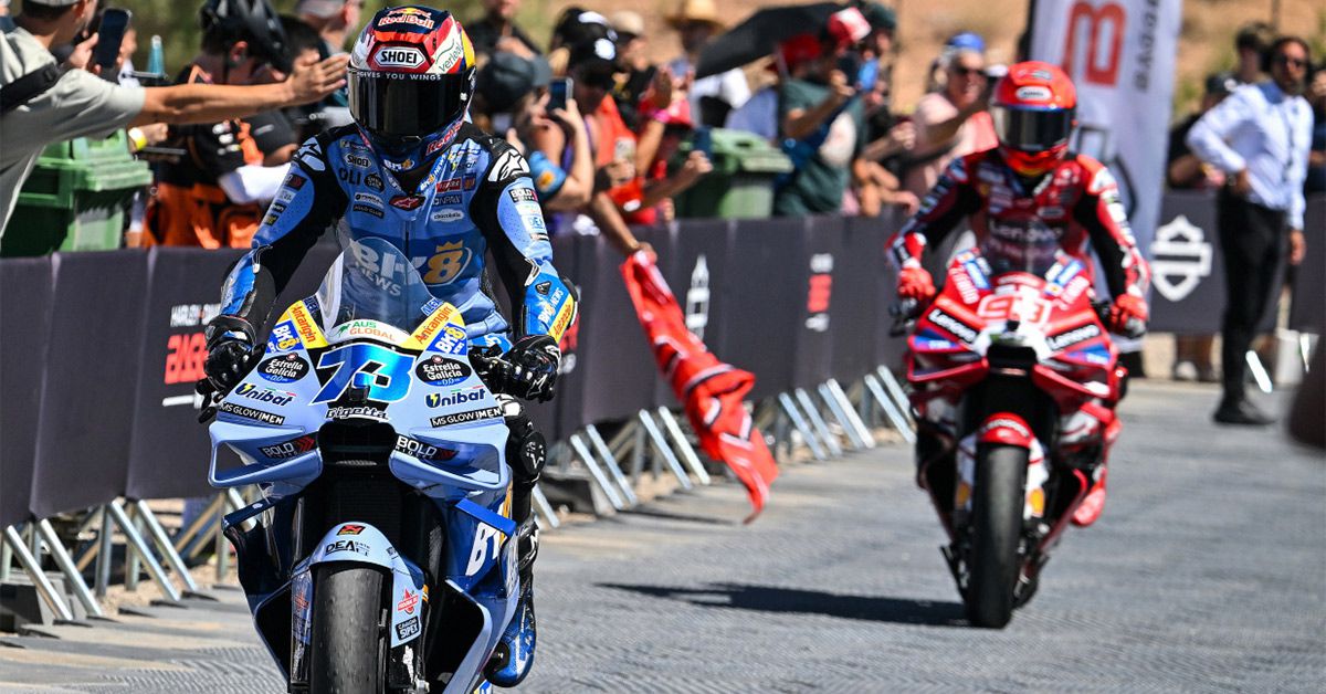 Álex Márquez e Marc Márquez in pista durante la gara di Aragona, con un momento di tensione tra i due fratelli