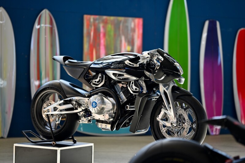 Una BMW R1100S con look sportivo e modifiche di alto livello, con telaio in alluminio e fibra di carbonio, in un garage con motocicli, immagine di approfondimento
