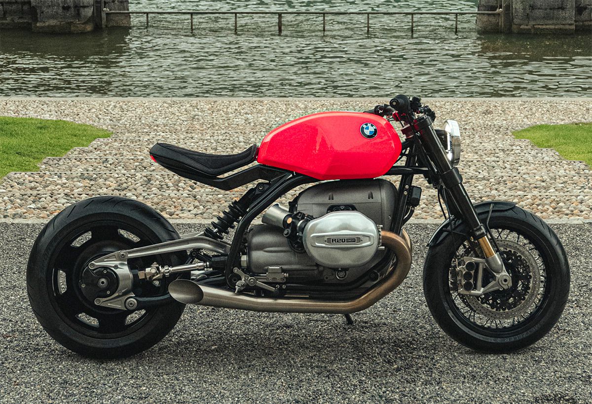 Moto BMW R20 in testa, design retro, motore boxer, strada, test