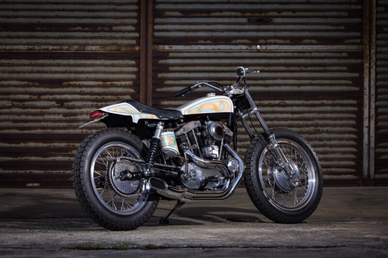 Una Harley-Davidson XLCH del 1970 con modifiche in stile XR750, forcella Öhlins e serbatoio replica, in un garage giapponese