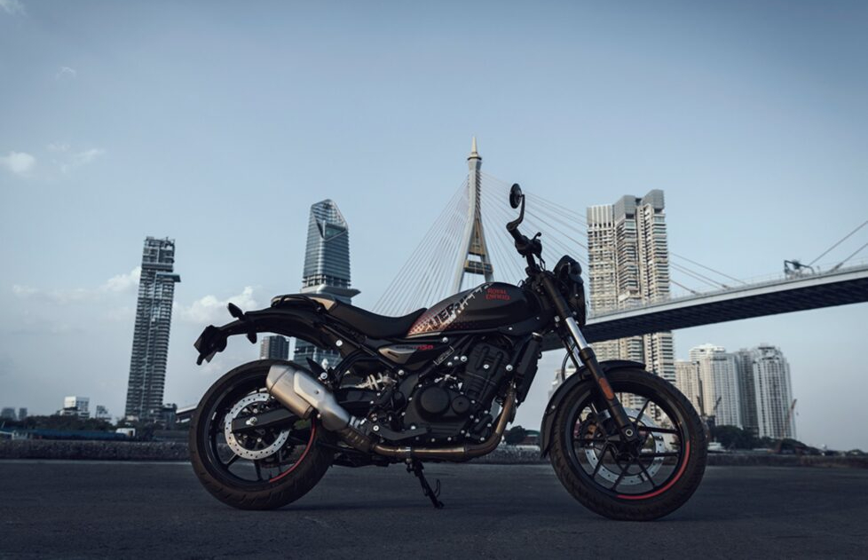 Una moto 400 cc con tecnologia avanzata e peso contenuto, in strada con un motociclista