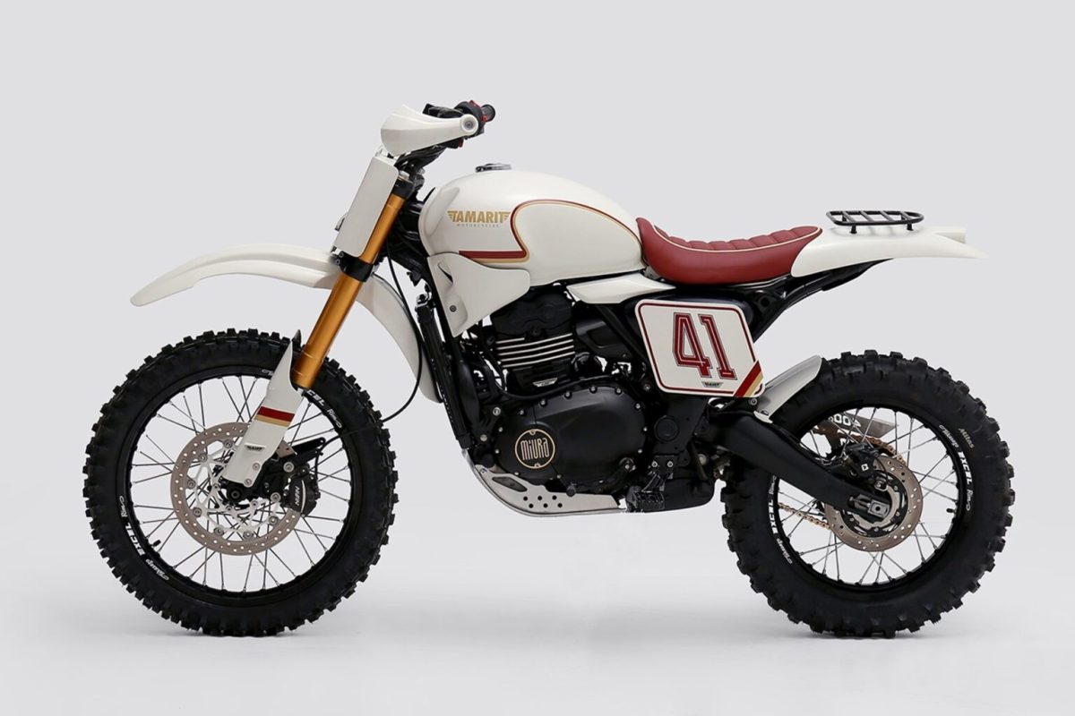 Una moto da corsa fuoristrada con sospensioni modificate e design sportivo, in un contesto di competizione