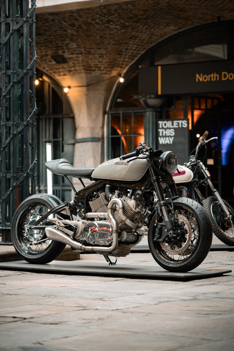 Una Yamaha Virago XV920 del 1982 trasformata in café racer con forcella R1 e motore modernizzato
