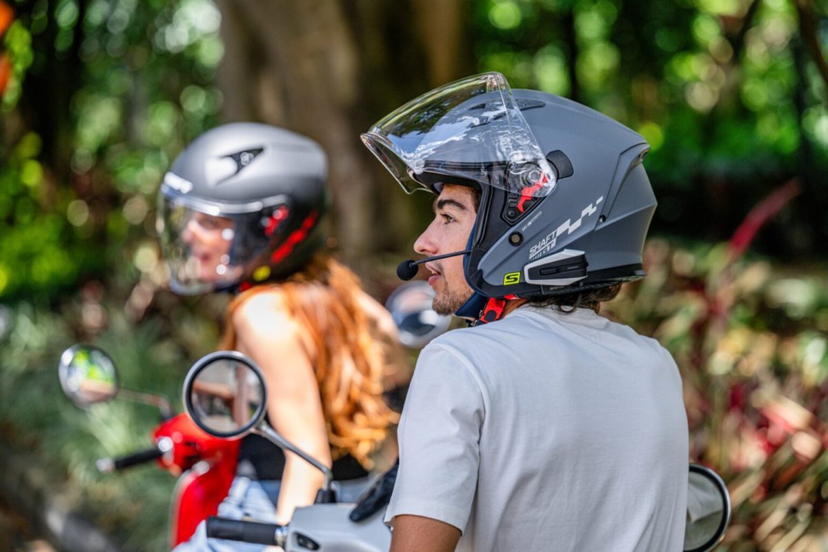 Interfono Sena Vortex installato su casco, con design sottile e compatibilità con ricarica wireless