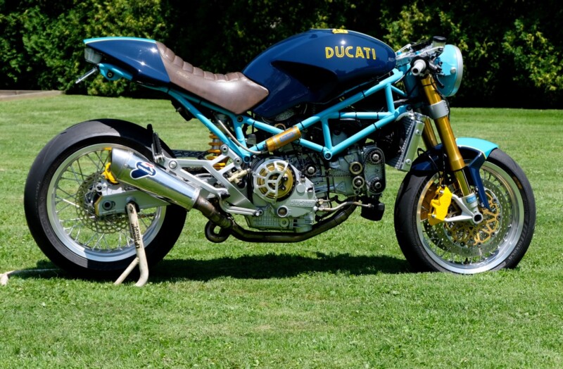 Una Harley-Davidson XLCH del 1970 con modifiche in stile XR750, forcella Öhlins e serbatoio replica, in un garage giapponese, immagine di approfondimento