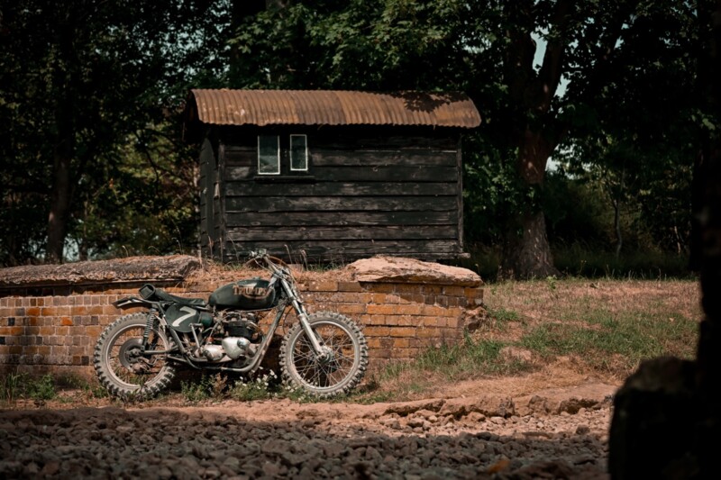 Una Triumph T140 750 del 1978, trasformata in Desert Sled, mostra scarichi alti e un assetto modificato per l’uso su terreni accidentati
