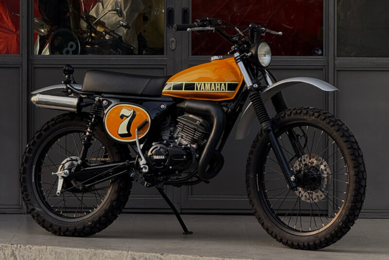 Una Yamaha RX-King 135 personalizzata con motore 2 tempi e stile ispirato alle Yamaha DT degli anni Settanta, con forcella KLX 150 e ammortizzatore YSS