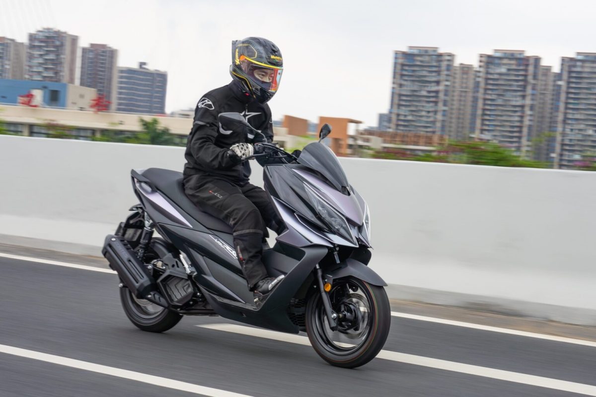 Scooter Zontes 125V con telaio in alluminio, 15 CV e 108 kg a secco, dotato di TCS e ABS