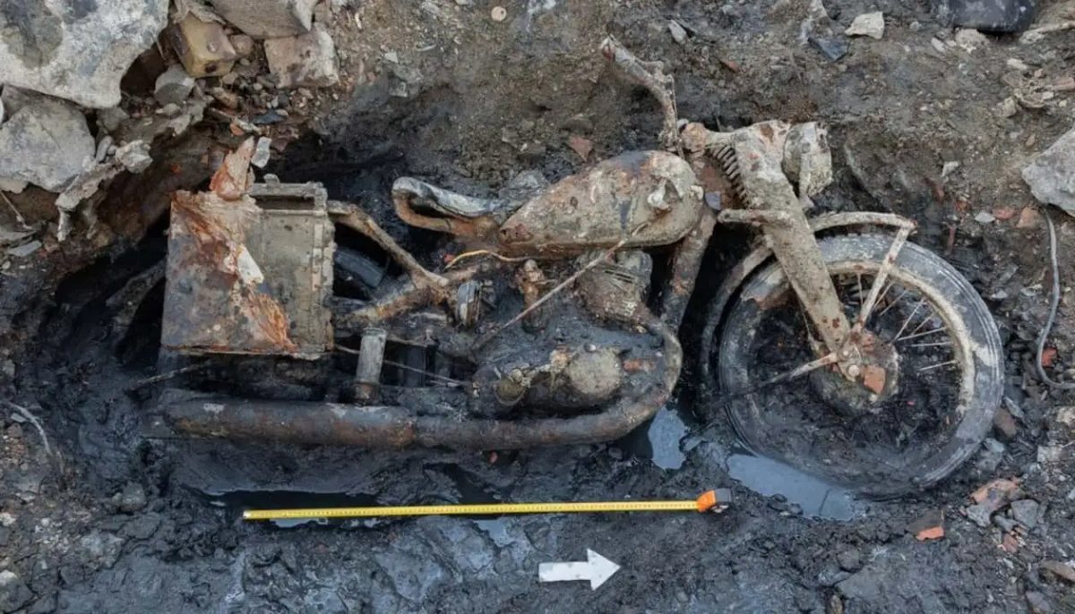 Una motocicletta tedesca della Seconda Guerra Mondiale emerge dal fango del Danubio, accompagnata da reperti militari, immagine di approfondimento