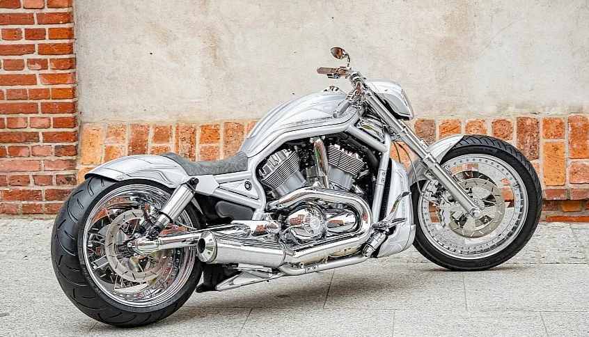 Una moto custom con superfici cromate e argento, con dettagli estetici e tecnici di alto livello