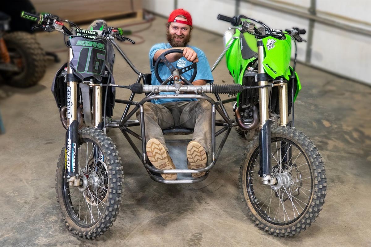 Due moto da cross unite in un kart a doppio motore, con sedile al centro e sistema di sterzo unico