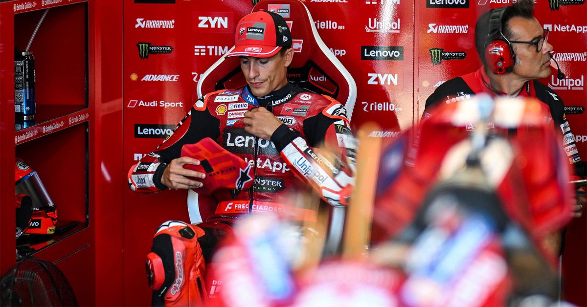 Marco Bezzecchi in sella alla sua Aprilia dopo due operazioni, conquista il terzo posto a Silverstone, immagine di approfondimento