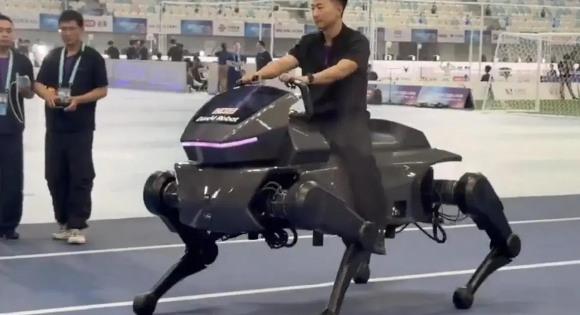 Robot quadrupede elettrico con sella e manubrio, in movimento su quattro zampe, trasporta persone su terreni sconnessi