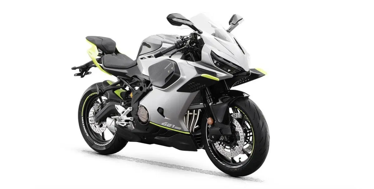 Moto QJMotor SRK421S con design moderno e tecnologia avanzata, in posizione di guida, su fondo stradale