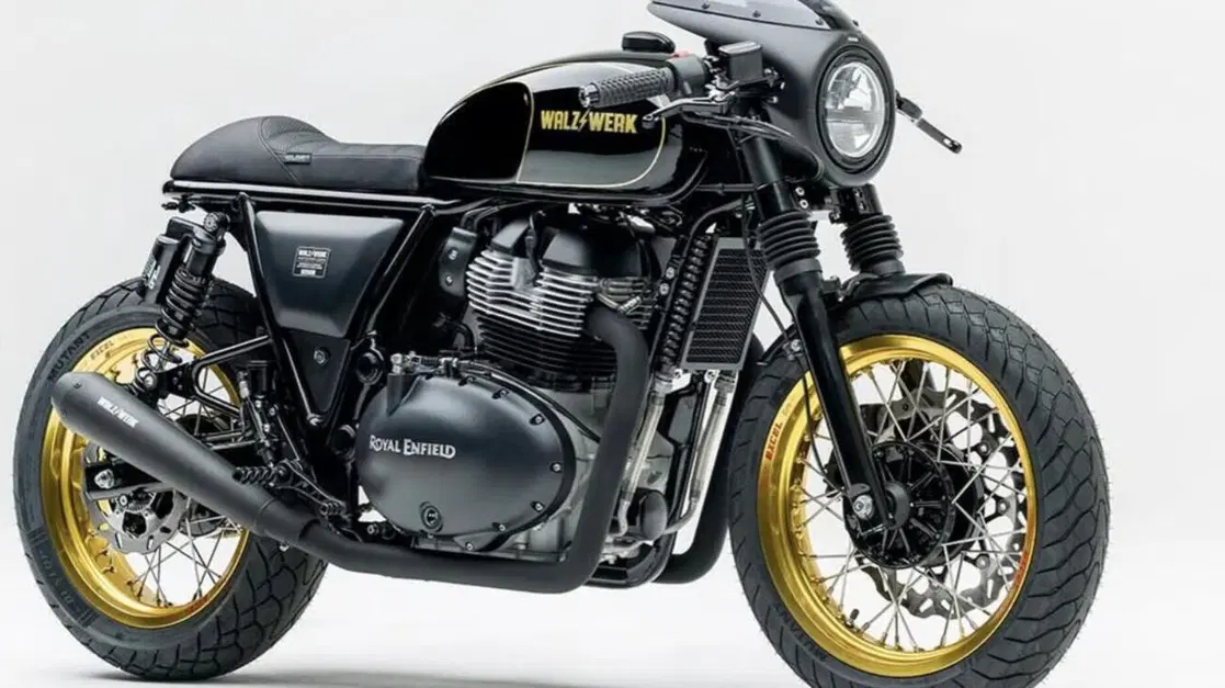 Royal Enfield Interceptor con look café racer, ridotta di 25 kg, in mostra con dettagli personalizzati