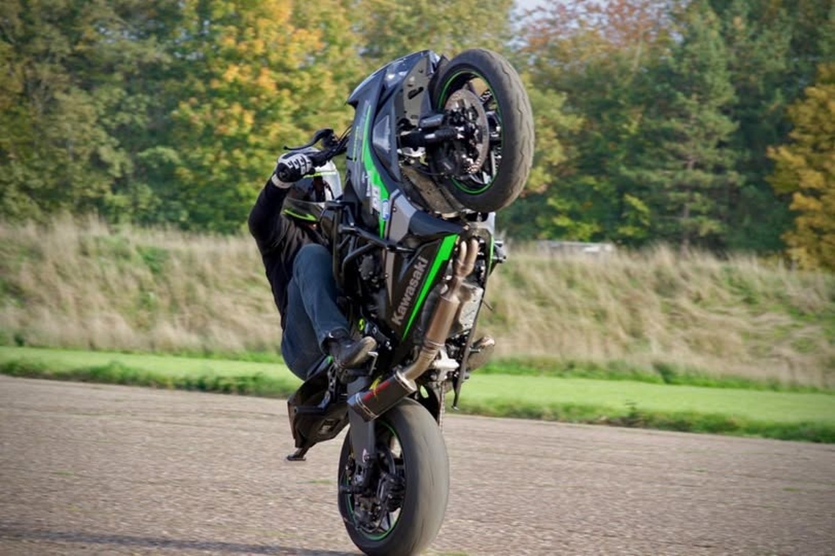 Stuntman in sella a una Kawasaki ZX-6R durante un'azione cinematografica