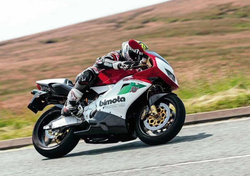 Una moto sportiva a due tempi con iniezione diretta e telaio in alluminio, in primo piano