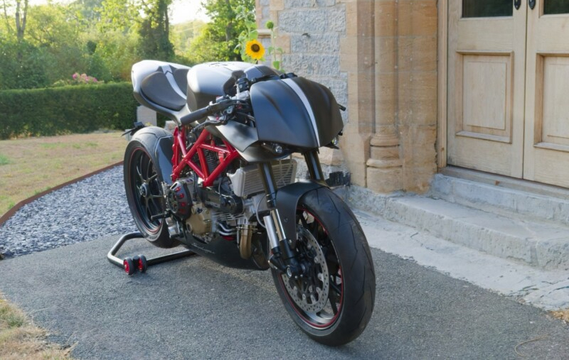 Una moto di origine Ducati Hypermotard 1100S, completamente ridisegnata e realizzata in vetroresina, mostra un design aggressivo e futurista