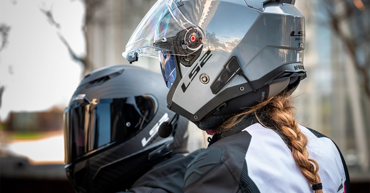 Motociclista utilizza interfono LS2 Spectrum EVO con controllo vocale e connessione multiutente