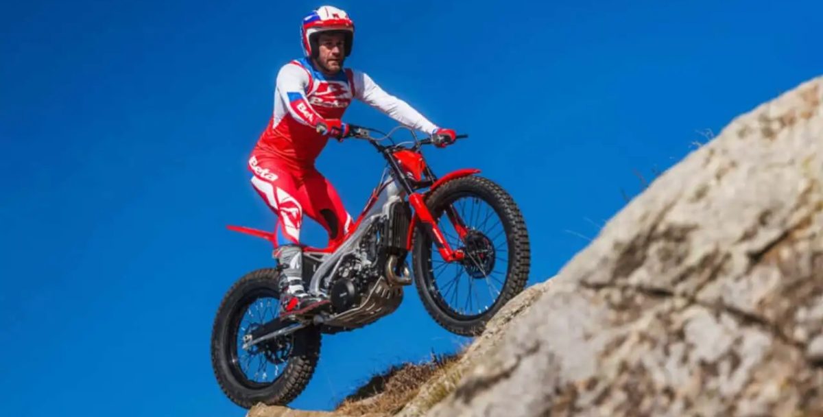 Piloti di trial si sfidano in un evento sperimentale senza classi, con sezioni in stile anni '80 e premi di 6.000 dollari