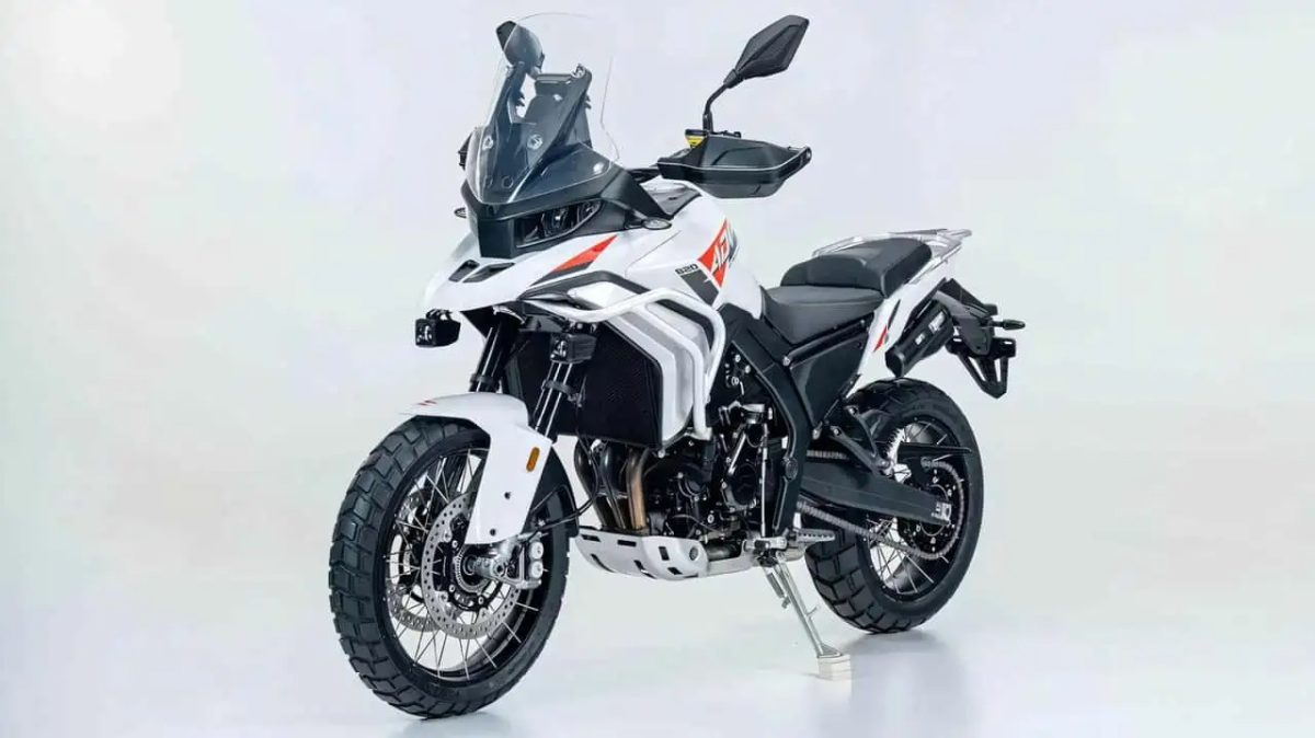 ZXMoto 820X, motociclo adventure con 116 CV e 3 cilindri, sfida Triumph Tiger 900