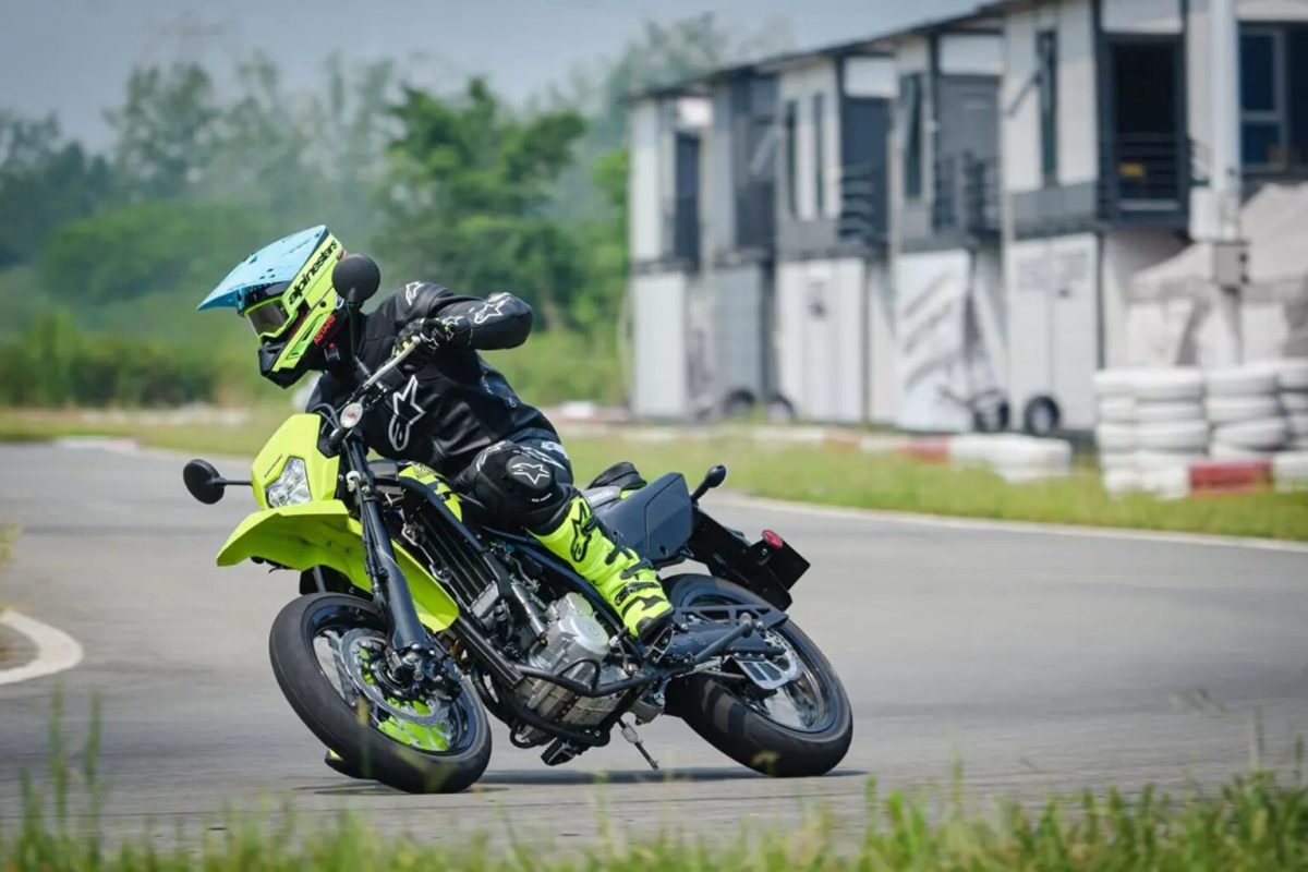 Kawasaki KLX300 XPL ABS: una trail retrò con stile e versatilità