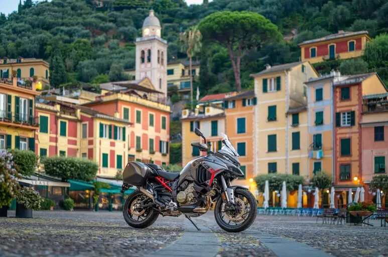 Ducati Multistrada V4 S Grand Tour, la moto per viaggi lungo e confortevoli